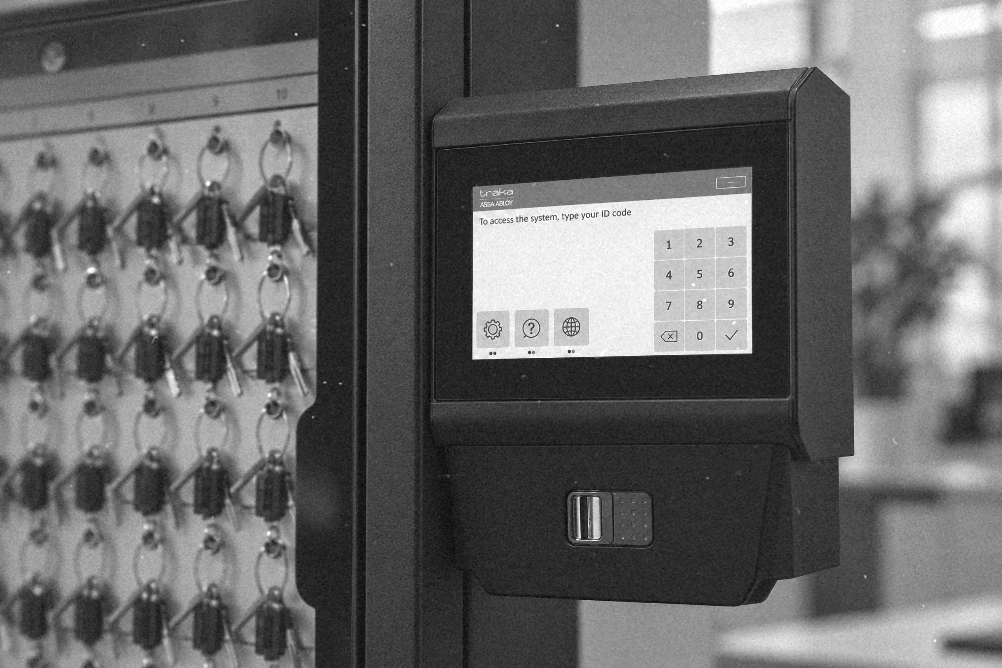 Pracownik loguje się na ekranie dotykowym depozytora kluczy Traka Touch Pro S