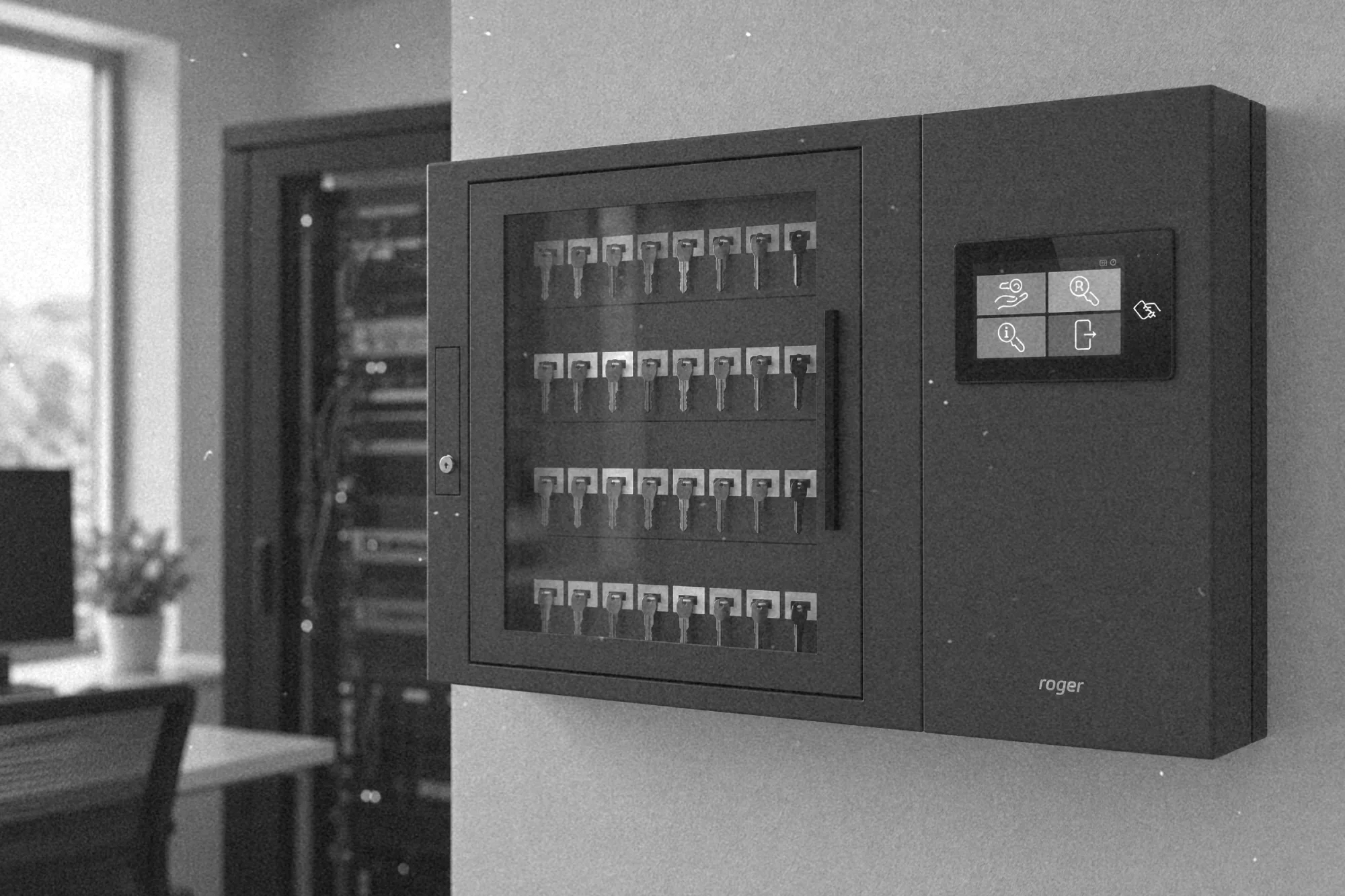 Depozytor kluczy Roger RKD32 z przeszklonymi drzwiami w pomieszczeniu technicznym