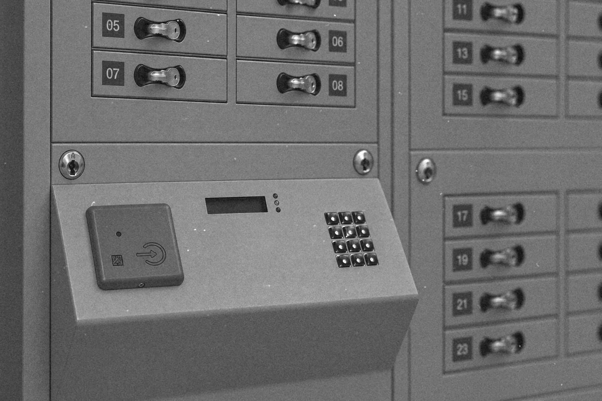 Panel depozytora Kaba DPE z czytnikiem, klawiaturą i ponumerowanymi gniazdami na klucze