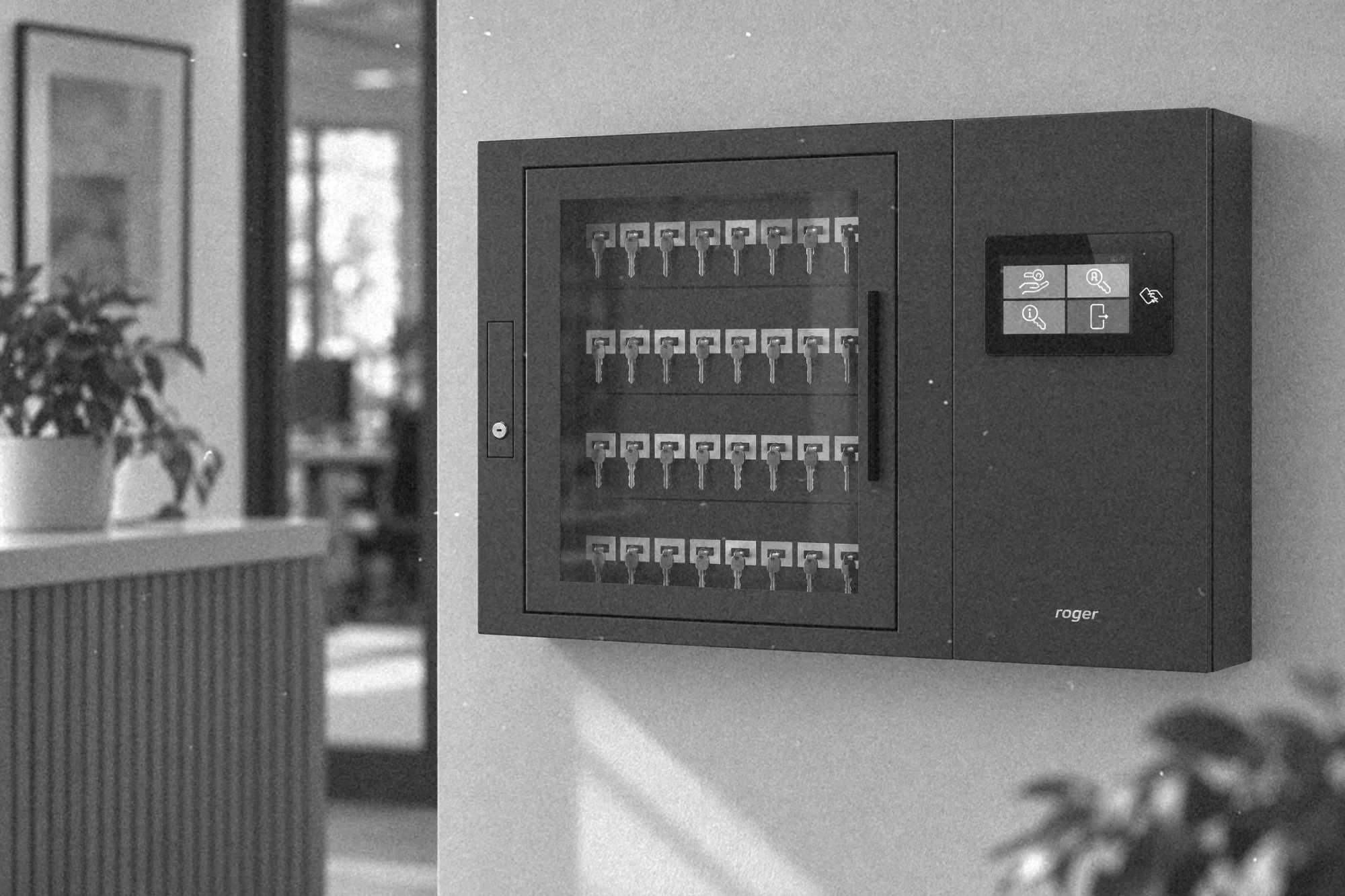 Depozytor kluczy Roger RKD32 z przeszklonymi drzwiami i rzędem breloków RFID w gniazdach